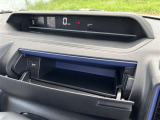 運転席側には、インパネアッパーボックス収納を装備。