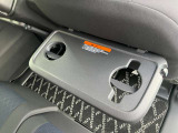後席用パーソナルテーブル装備しています。