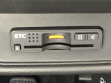 ハンドルの右下にETCがついています。高速道路の料金所の通過も楽々です!。 カードの取り出しもしやすい場所についています。