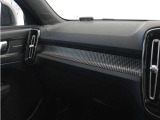 ダッシュボードに収められたカッティングエッジ・アルミニウム・パネルをLEDライトが照らし出し、XC40R-Designのインテリアに昼夜を問わず特別な雰囲気を添えます。