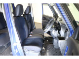 すわり心地の良い運転席・助手席です。長時間のドライブの疲れ軽減に貢献します。どうぞ快適なドライブを♪