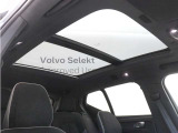 屋根一面まるごととも言える特大サイズのチルトアップ機構付電動パノラマ・ガラス・サンルーフ。晴天時はもちろん、雨天・曇天時にもブラインドを開けることで常に開放的な車内空間を実現させてくれます。