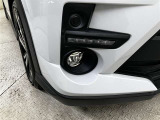 フロントフォグランプが付いており雨や霧などの悪天候時に、ヘッドランプの明るさを補助してくれます。
