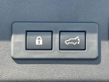 【パワーバックドア】スマートキーや運転席のボタンを押すだけでリアゲートが自動で開閉します!荷物を持っている時や、高い位置にあるバックドアを閉める際に便利な機能です♪