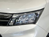 【LEDヘッドライト】悪天候や夜間走行時も良好な視界を確保し安心して運転できる高輝度LEDヘッドライトを装備!点灯速度が早く、消費電力も抑えられています。