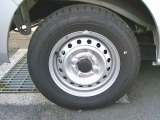 スチ-ルホイール付きです。タイヤサイズは、145/80R12 80/78 N LTです。