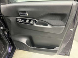 窓の開閉もスイッチひとつで簡単!駐車券を取るときもラクラク★