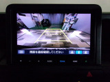 バックカメラの画像です。ガイドラインがスムースな車庫入れをサポートいたします。車庫入れの安心感がアップしますね。