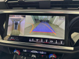 ●360度カメラ『車両の4つのカメラから得た映像を合成し、上空から眺めているような映像をモニターに映し出します。車両周辺の歩行者や障害物などの発見に役立ちます。』