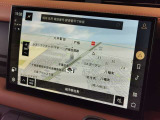 新インフォテイメントシステム「Pivi Pro」に搭載される3Dサラウンドカメラシステム。車輌AIにより車輌を含む周囲の映像を立体的に表示。よりスムーズな駐車や発進が可能となります。