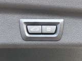 ボタン操作ひとつでトランクの開閉を可能とする電動トランクが付いております。