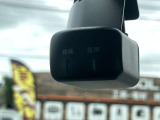 【ドライブレコーダー】走行中の映像を記録します。事故などのトラブル時に確認ができ、証拠映像としても役に立つだけでなく、危険運転などの抑止にも効果があります。