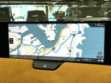 【12.3インチマツダコネクト】車内の雰囲気にマッチした大型ディスプレイ。スマホ接続でのナビ使用やBluetooth再生等、様々な機能が楽しめます。直感的なダイヤル操作が可能で、使い勝手も良好です。