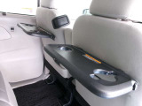 運転席・助手席にシートバックテーブル カップホルダー2個完備で便利です