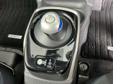 オートマチックドライブです。駐車ブレーキは手動式です