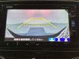 バックでの車庫入れも安心です! リアカメラが付いているバックモニター付のナビを装備しております。操作線もついており距離感も画面から確認できます。