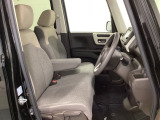 女性でも運転がしやすいように、シートの高さ調整機能(シートリフター)がついています。運転席と助手席の間が空いている為、助手席側への移動がスムーズです。交通量の多い道でも助手席側から乗り降りができます。