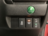 Hondaセンシング用の、VSA(ABS+TCS+横滑り抑制)解除と路外逸脱抑制機能のオンオフスイッチなどはハンドルの右側に装備しています。燃費に役立つECONボタンもここです。