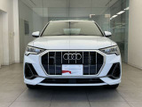 シングルフレームグリルはAudiの象徴的なデザイン要素であり、一目でAudiとわかるスタイル、大きくて迫力のある形状が車のスポーティな印象を強調しており、魅力的なデザインとなっています。