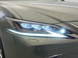【LEDヘッドライト】悪天候や夜間走行時も良好な視界を確保し安心して運転できる高輝度LEDヘッドライトを装備!点灯速度が早く、消費電力も抑えられています。