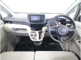 視界の良さが魅力の運転しやすいコックピットです。シンプルで操作性に優れたインパネデザインで、前方視界の取りやすい設計が活かされています。