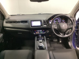 車内は光触媒抗菌消臭施工済です。スタイリッシュなデザインでスポーティなインパネ周りを演出します。グローブボックスやカップホルダーのほかにトレーなどたくさんの収納スペースが付いています。