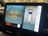 【パノラミックビューモニター】専用のカメラにより、上から見下ろしたような視点で360度クルマの周囲を確認することができます☆死角部分も確認しやすく、狭い場所での切り返しや駐車もスムーズに行えます。