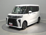 【右前斜め】視界が広く車両感覚が掴みやすい運転席です。フロントガラスが大きく見晴らしが良いので、ゆとりを持って運転に集中できます。