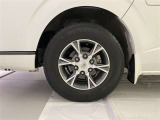 機敏さを引き立てる純正アルミ 195/80 R15 装着!