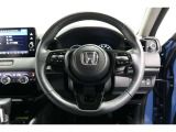 運転中もハンドルでの操作が可能です。特に高速道路等の目が離せない運転時には、便利さだけでなく、安全性も兼ね備えております。
