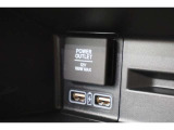 USBソケットがついていますのでコードを繋げばスマートフォンなどの充電が出来ます!