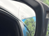 【ブラインドスポットモニター】走行中、ドアミラーの死角になりやすい箇所に後続車が接近するとサイドミラーのレンズに警告を表示!ドライバーに注意喚起をしてくれます。