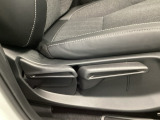 手動のレバーを使って、背もたれの角度を変えることができます。