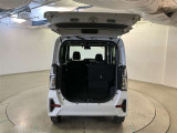 バックドアを開けた状態です。シートを倒せば荷室が広がり、用途に応じた使い方が可能です。