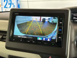 リバースギアに入れるだけで後方の表示へ切り替わります。夜間や雨の日の駐車も楽になりますよ。