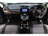 ドライバーを包み込むように、ディスプレーやスイッチ、コンソールを配置。座った瞬間から運転への期待が!空間そのものの心地よさにこだわっています。