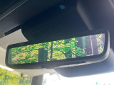 【デジタルインナーミラー】後席の大きな荷物や同乗者で後方が確認しづらい時でも安心!カメラが撮影した車両後方の映像をルームミラー内に表示。クリアな視界で状況の確認が可能です!