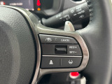 予め設定した速度で定速走行。先行車に近づいたら、システムが先行車との距離や速度差を測定し、自動的に加減速。適切な車間距離を維持しながら追従走行します。