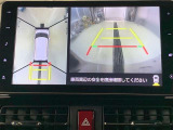 車庫入れの苦手な方にバック時のサポートバックモニター、パノラマモニター付き。※カメラが映し出す範囲は限られています。必ず車両周辺の安全を直接確認してください。