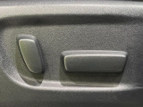 【パワーシート】スイッチ一つで簡単にシートの微調整が可能!電動だから力もいりません!快適なシートポジションにセットして、快適なドライブをお楽しみください。