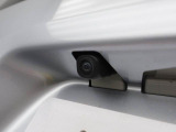 後退時に車両の後ろ側をモニター画面に表示します。車庫入れなどでバックする際に後方確認ができて便利です。車庫入れが苦手な人もこれで安心。