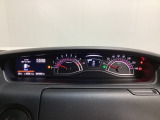 スピードメーターとタコメーターを大きく配した見やすいメーター部になっています。左側のインフォメーション画面でオドメーターや燃費などの情報を確認できます。