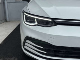 LEDマトリックスヘッドライト「IQ.LIGHT」。対向車や先行車を検知し、LEDを個別制御。まぶしさを抑えながら、夜間の視界をしっかり確保。