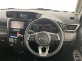 運転席まわりです。 各操作スイッチは使いやすい位置に配置されてます。