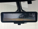 【インテリジェント ルームミラー】車両後方のカメラ映像をミラー面に映し出すので、車内の状況や、天候などに影響されずいつでもクリアな後方視界が得られます!