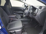 高いホールド性で運転姿勢が安定します。長距離ドライブでも疲れにくいのが魅力です!
