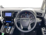 運転席まわりです。 各操作スイッチは使いやすい位置に配置されてます。