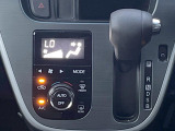 【オートエアコン】一度お好みの温度に設定すれば、車内の温度を検知し風量や温度を自動で調整。暑い&hellip;寒い&hellip;と何度もスイッチ操作をする必要はありません。快適な車内空間には必須の機能ですね♪