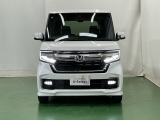 LEDヘッドライトを装備しています。LEDヘッドライトはとても明るく、雨の日や夜間走行も安全・安心です。オートライトコントロール付きで周囲の明るさに応じて自動で点灯・消灯します