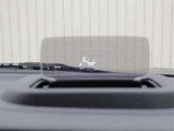 ヘッドアップディスプレイで少ない視線移動で情報を確認できるので運転の疲労軽減に繋がります!